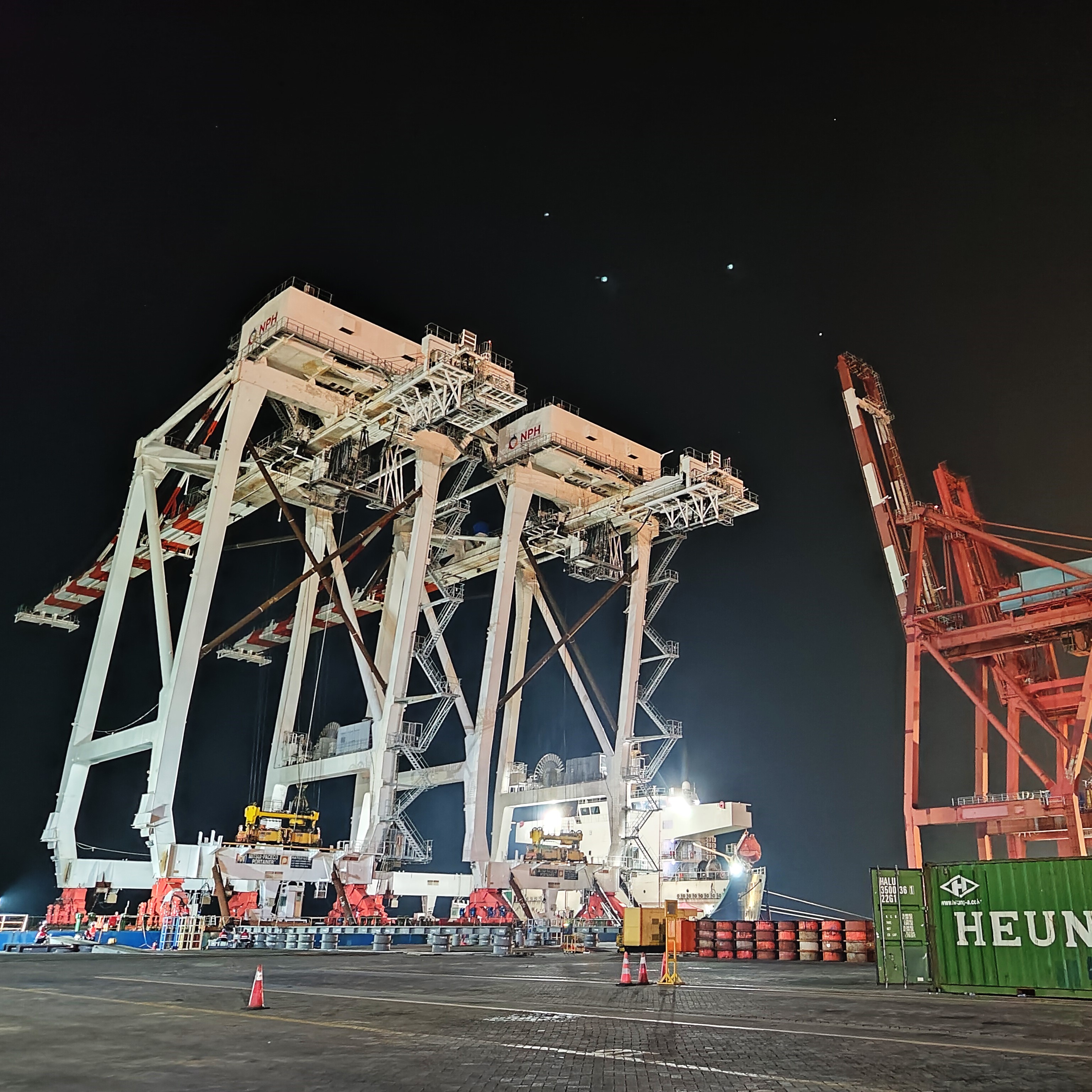 Tambahan 2 unit Quay Container Crane dan 2 unit RTG di MAL.